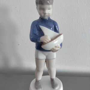 Bing & Grøndahl - Dreng med båd 2380 - Porcelæn