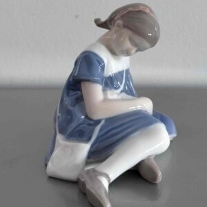 Bing & Grøndahl - Pige med dukke 1526 - Porcelæn